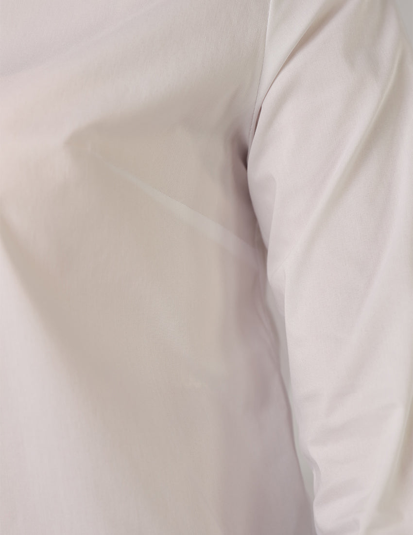 قميص أبيض بقصّة Slim-Fit مع أزرار إغلاق كاملة