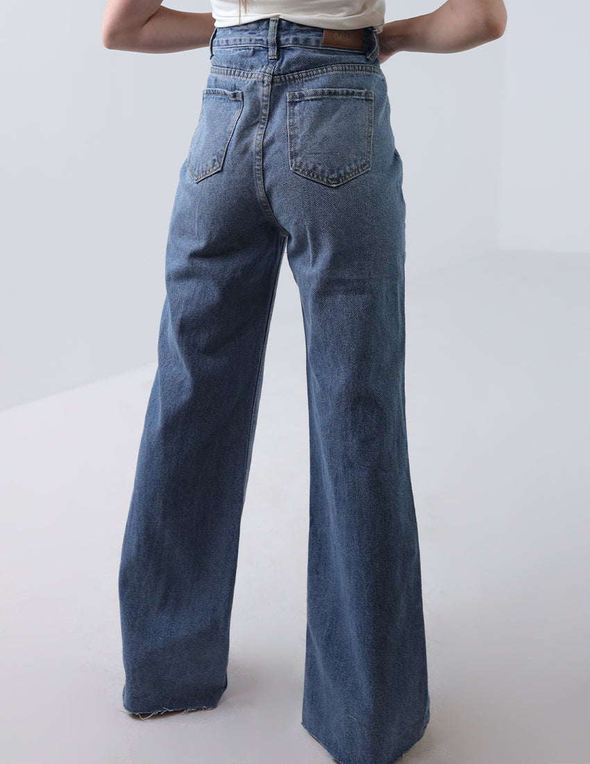 بنطال جينز أزرق بقصّة مستقيمة