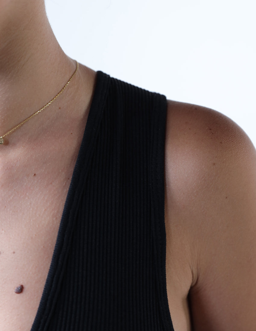 يجب أن يكون لديك قميص خزان قصير