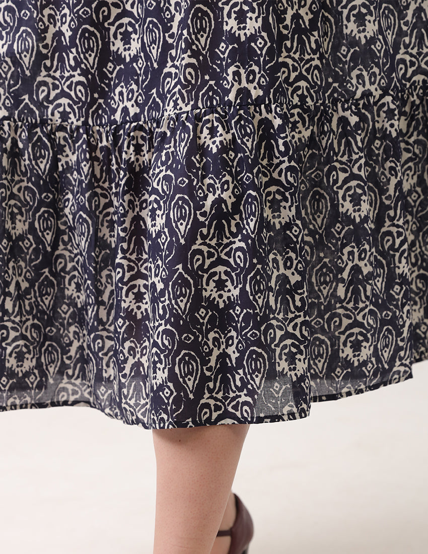 فستان أزرق داكن مطبوع