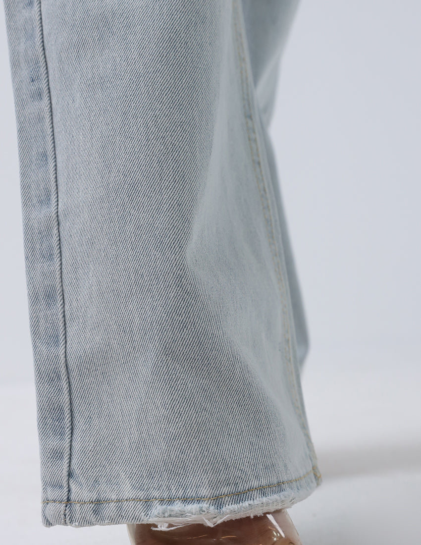 جينز رمادي بقصّة مستقيمة