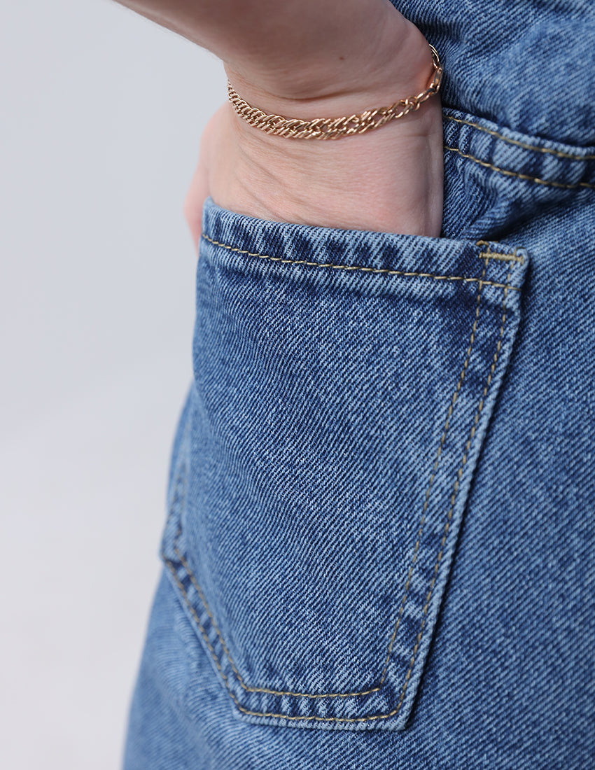 جينز أزرق داكن بقصّة عادية