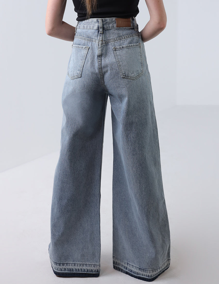 بنطال جينز ممزق واسع الساق بخصر عالٍ باللون الأزرق الفاتح