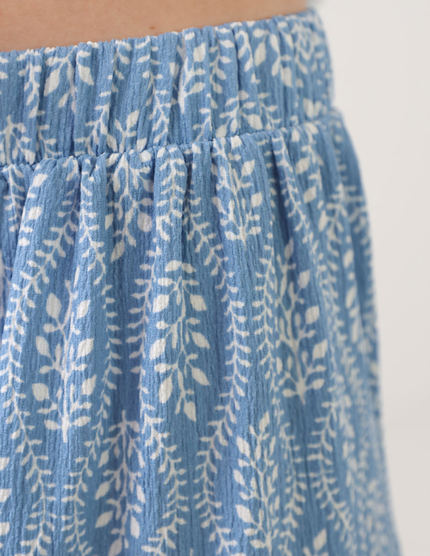 تنورة زرقاء طويلة مطبوعة