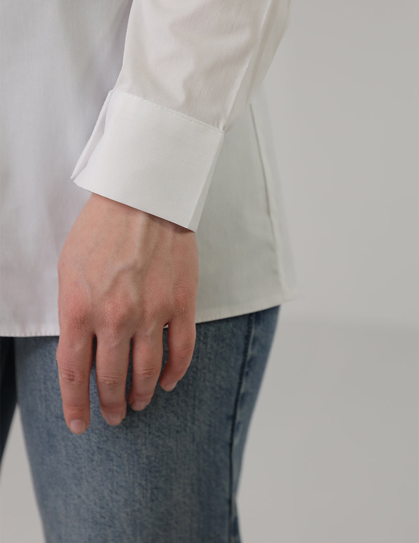 قميص أبيض بقصّة Slim-Fit مع أزرار إغلاق كاملة