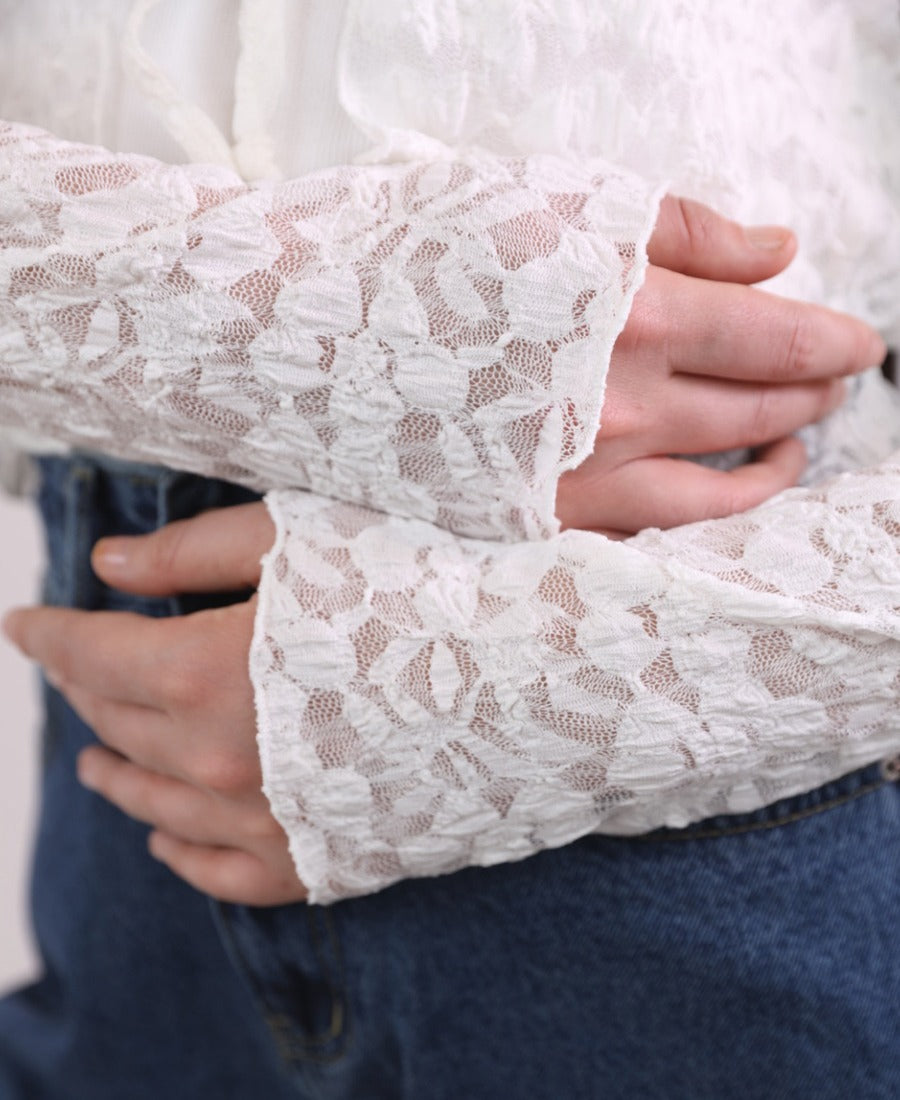 Lace cardigan with ruffles at the chest and tied in the middle