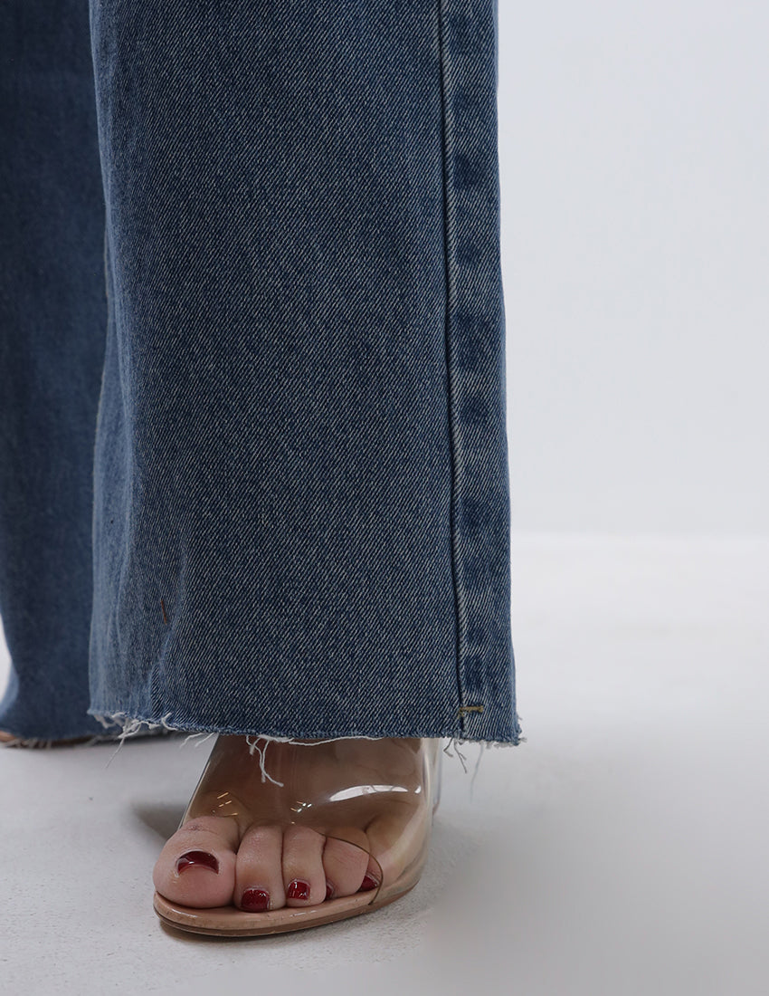 بنطال جينز أزرق بقصّة مستقيمة