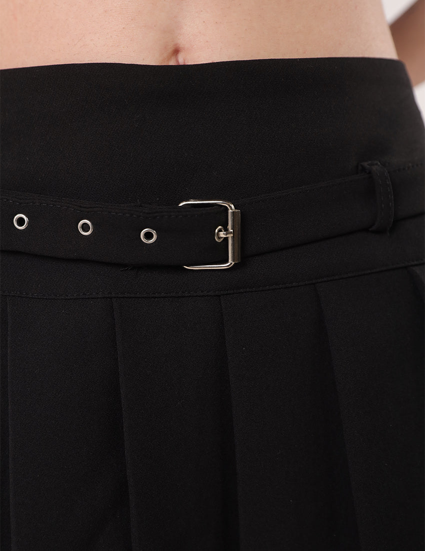 تنورة قصيرة مطوية