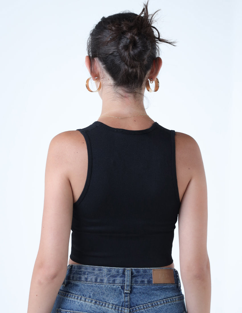 يجب أن يكون لديك قميص خزان قصير