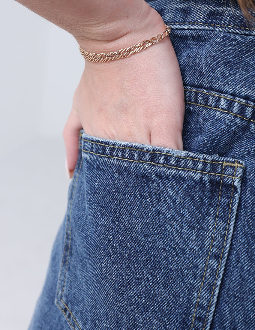 بنطال جينز أزرق بقصّة مستقيمة