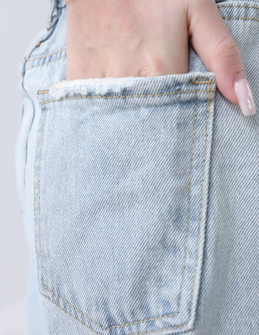 جينز رمادي بقصّة مستقيمة