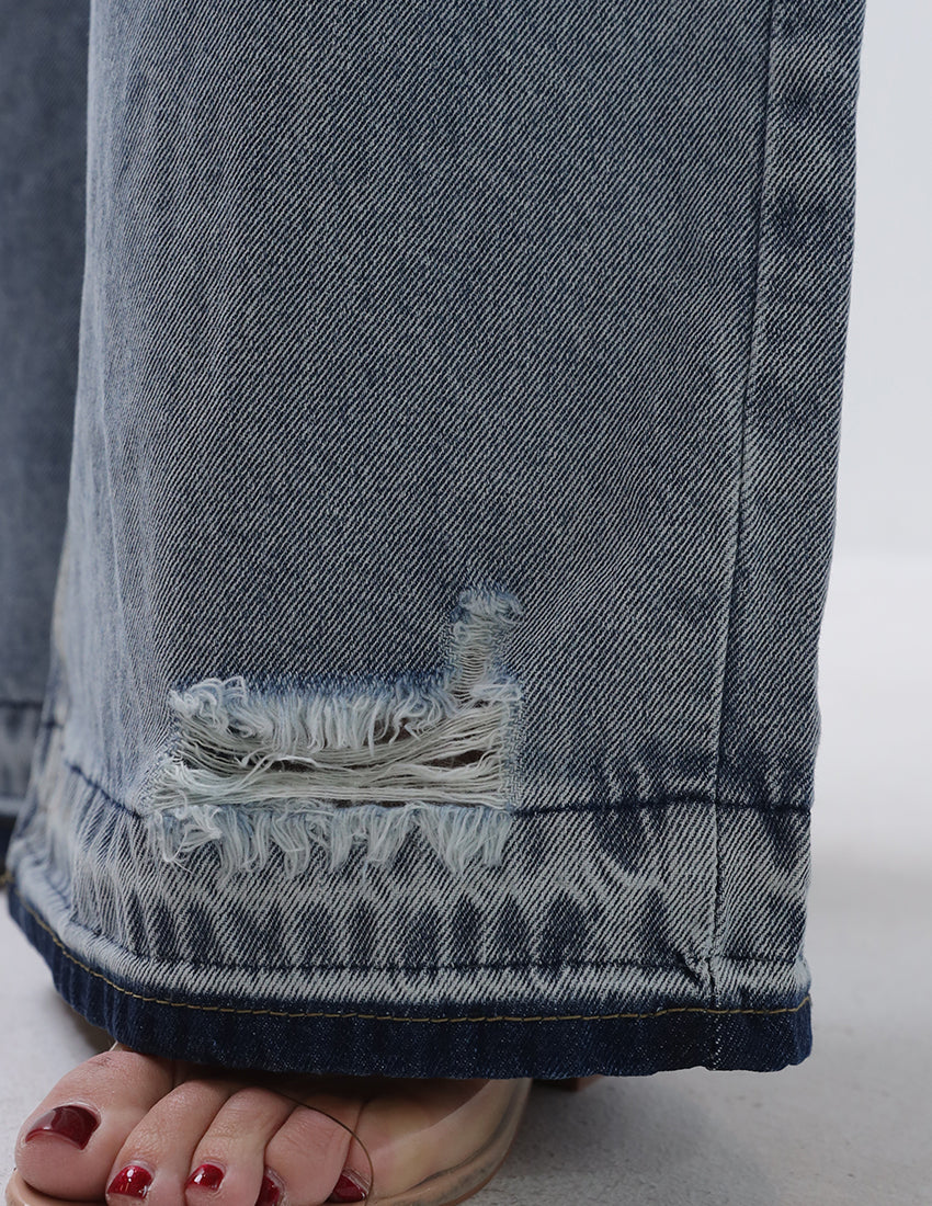 بنطال جينز ممزق واسع الساق بخصر عالٍ باللون الأزرق الفاتح