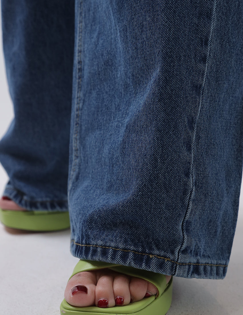 جينز أزرق داكن بقصّة عادية