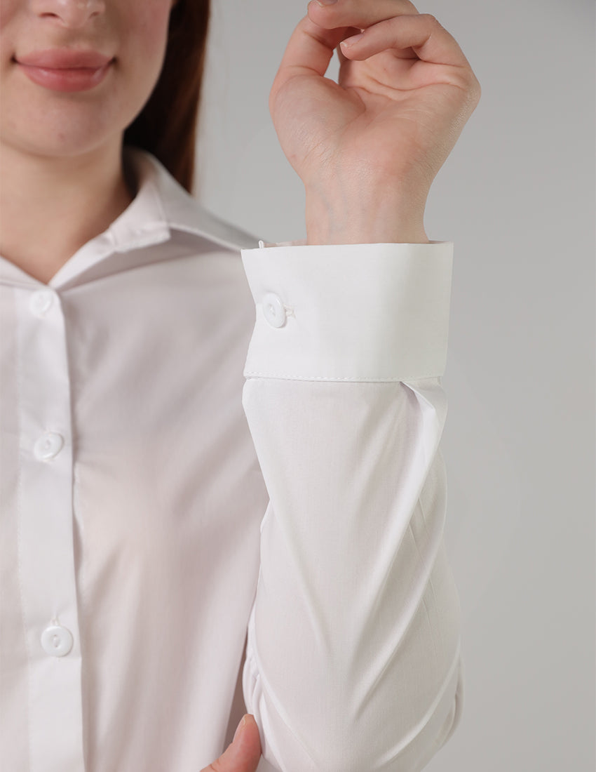 قميص أبيض بقصّة Slim-Fit مع أزرار إغلاق كاملة