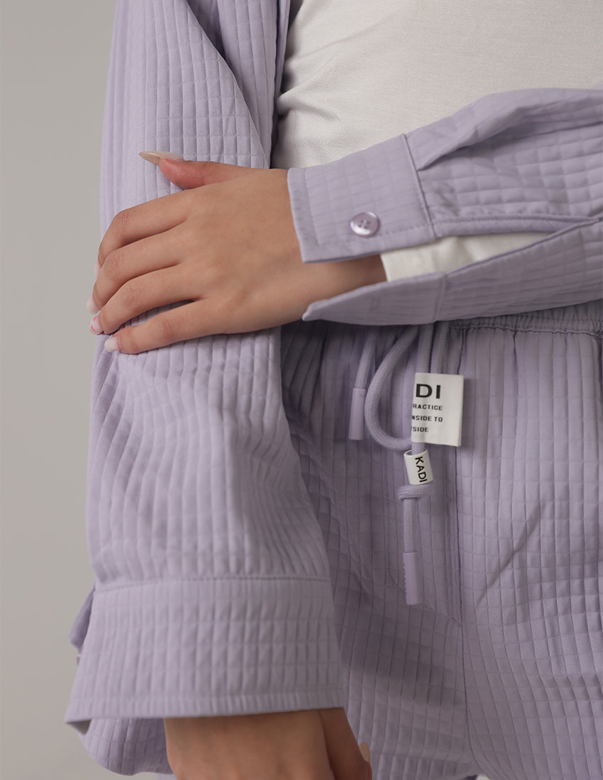 قميص من قطعتين مع بنطلون بقصّة مستقيمة