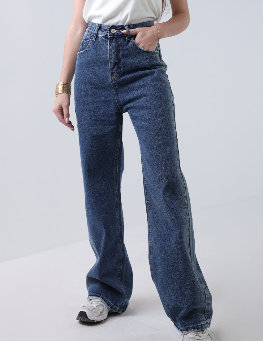 بنطال جينز أزرق بقصّة مستقيمة