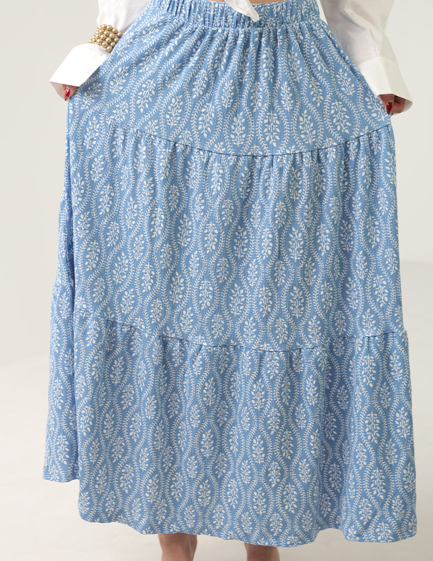 تنورة زرقاء طويلة مطبوعة