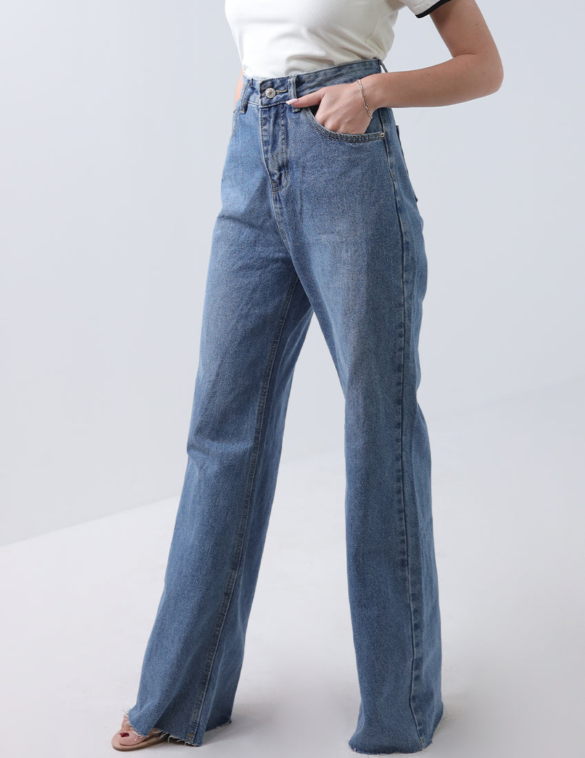 بنطال جينز أزرق بقصّة مستقيمة