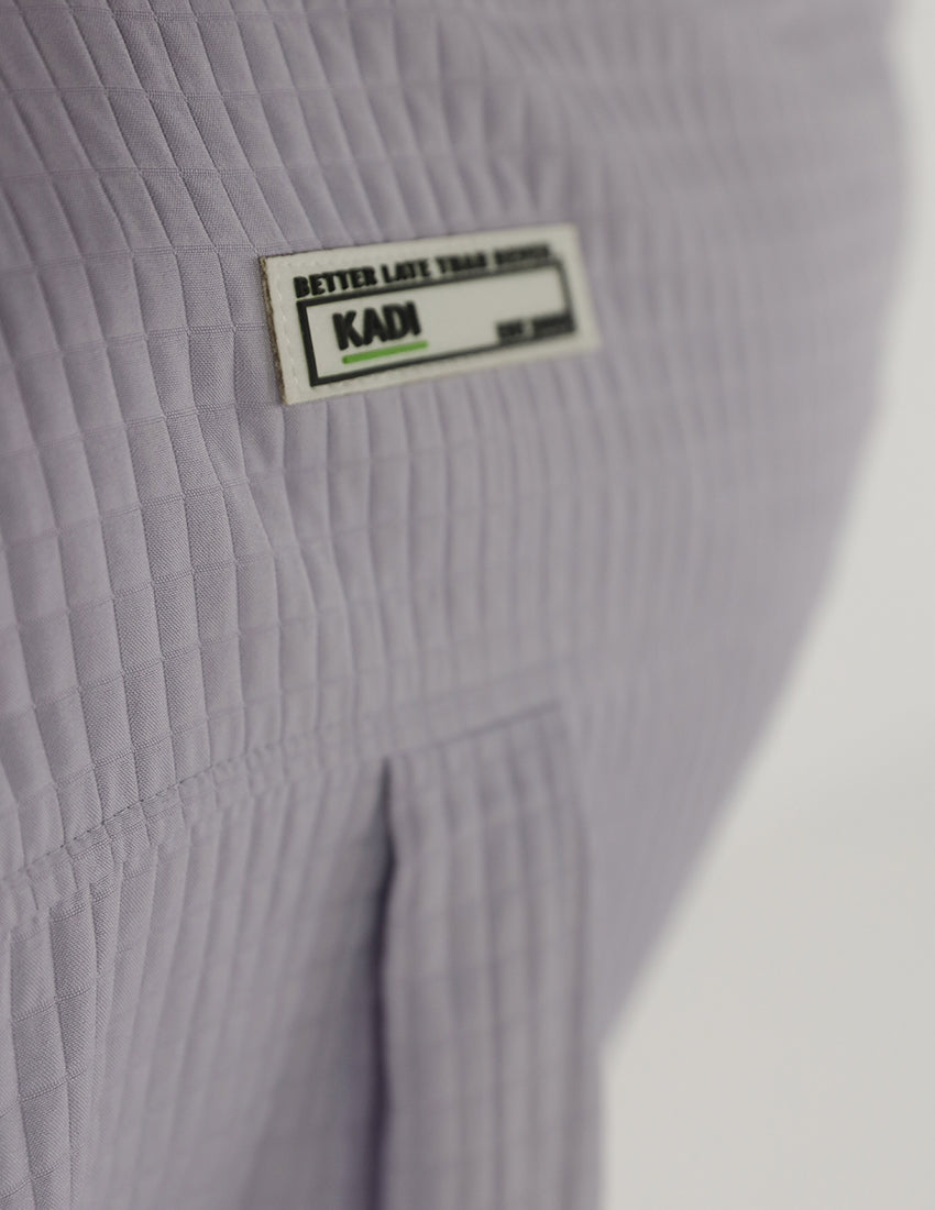 قميص من قطعتين مع بنطلون بقصّة مستقيمة