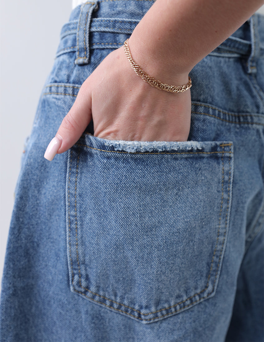 High-waisted baggy blue jeans with a waist tie