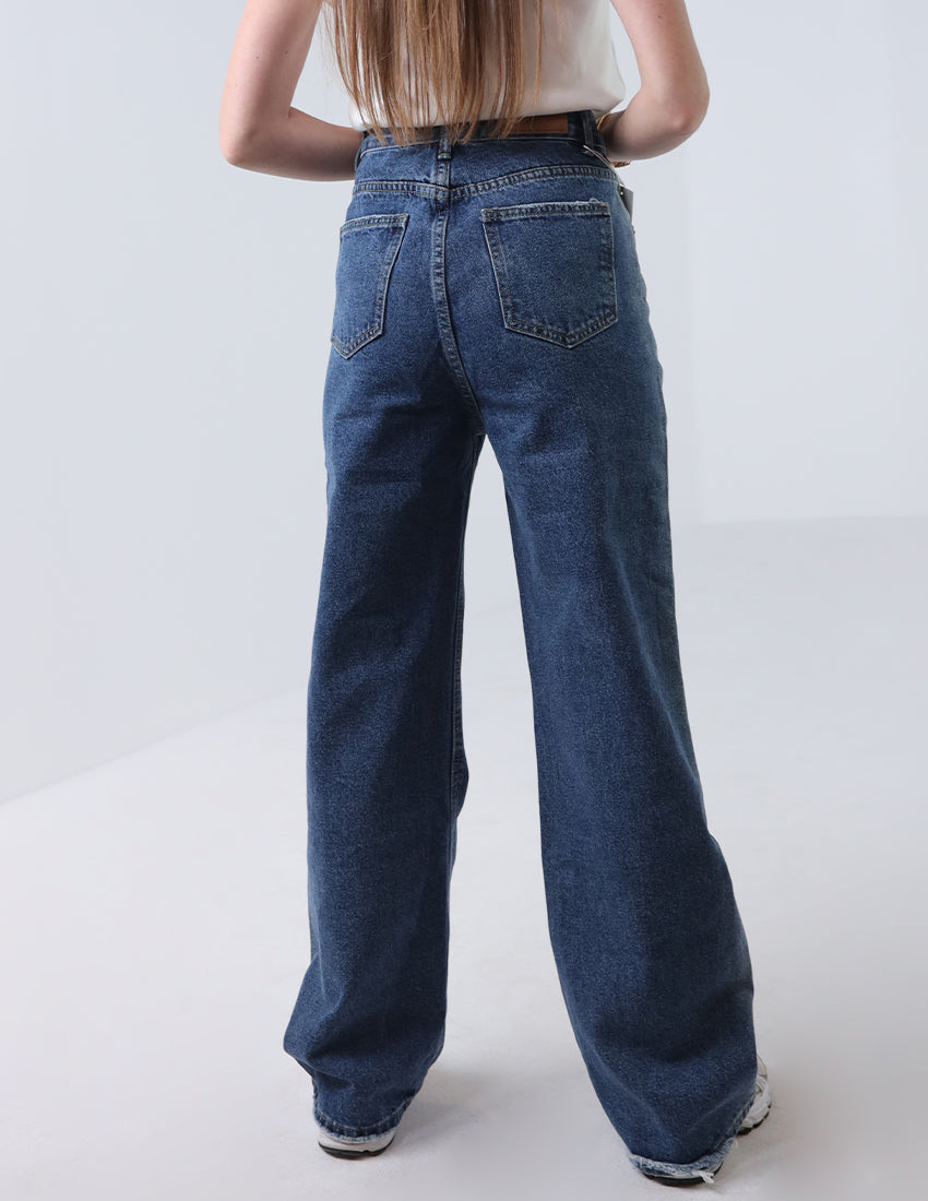 بنطال جينز أزرق بقصّة مستقيمة