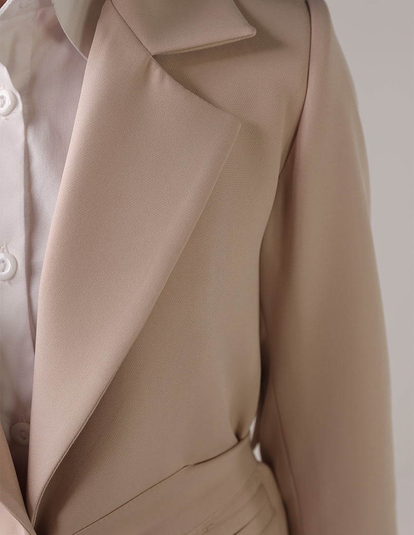 طقم بليزر بقصّة Slim-Fit من قطعتين مع حزام