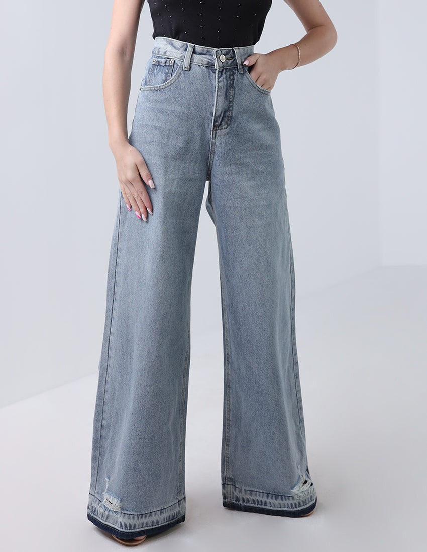 بنطال جينز ممزق واسع الساق بخصر عالٍ باللون الأزرق الفاتح