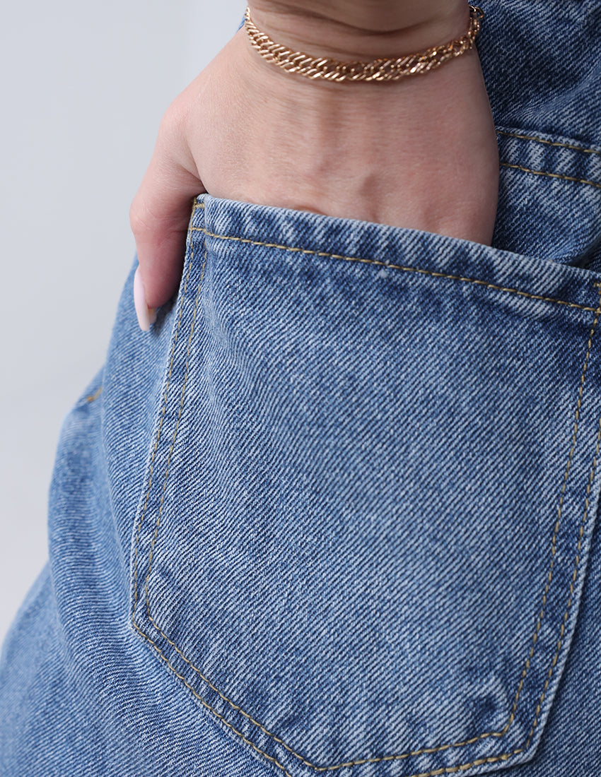 بنطال جينز أزرق بقصّة مستقيمة