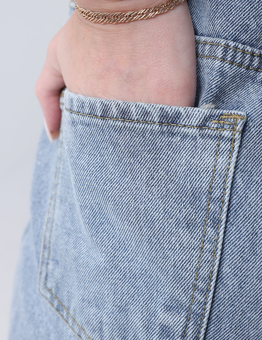 بنطال جينز ممزق واسع الساق بخصر عالٍ باللون الأزرق الفاتح