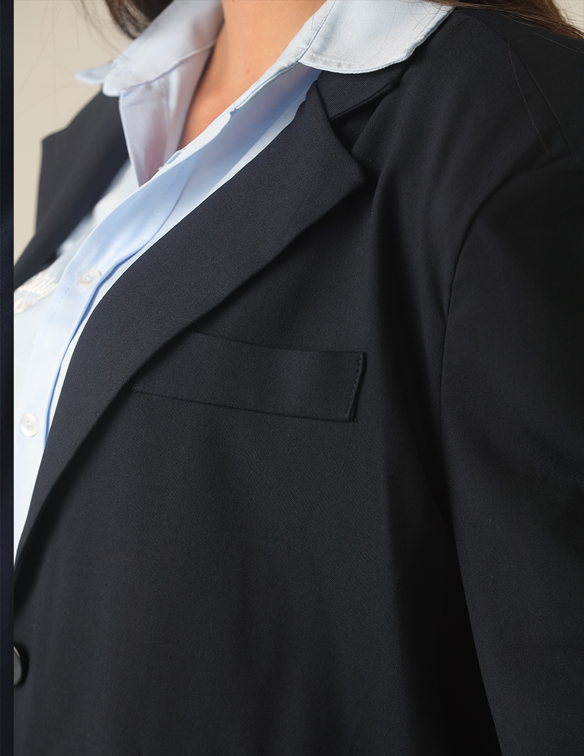 سترة زرقاء داكنة كبيرة الحجم