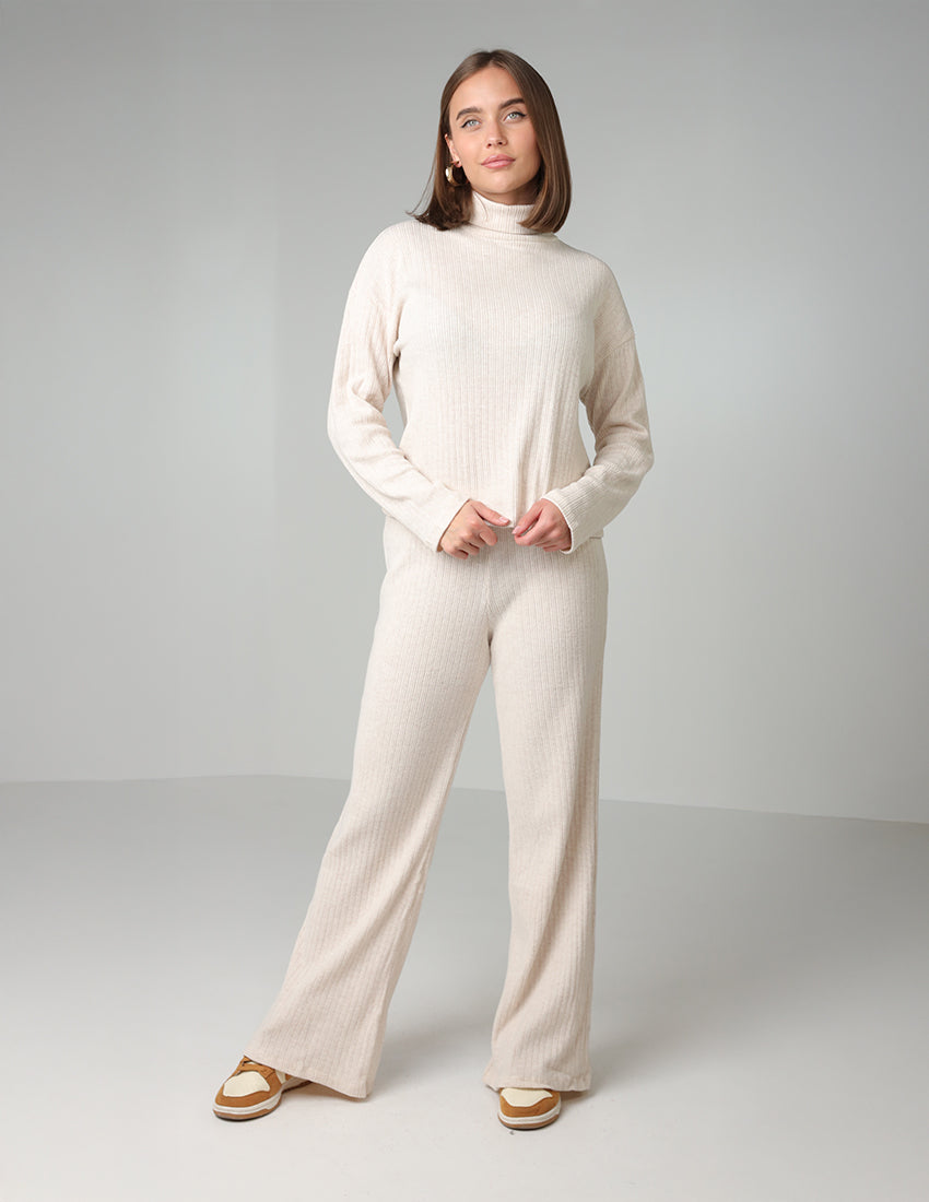 طقم من قطعتين: بلوزة بياقة عالية وبنطلون بقصة مستقيمة