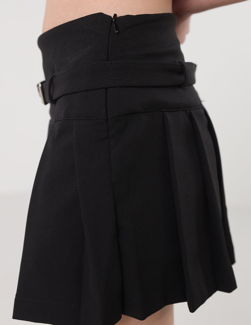 تنورة قصيرة مطوية