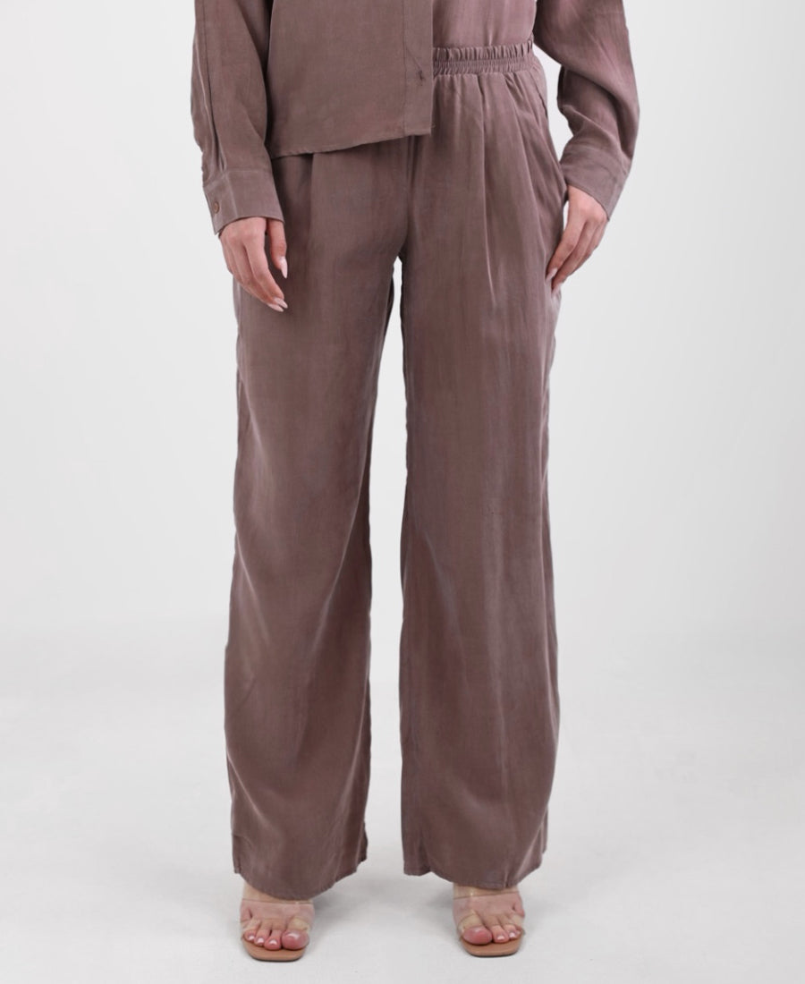 Butter fabric trousers with an elastic waistband