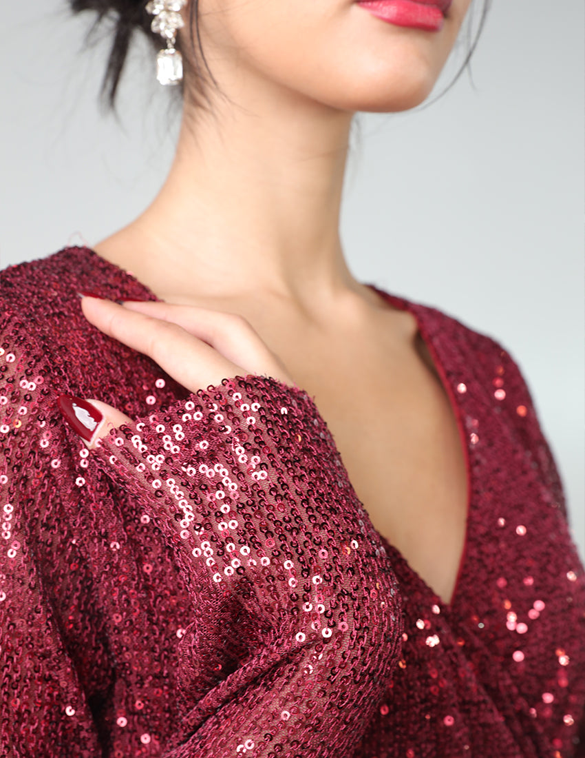 فستان قصير من الترتر بفتحة رقبة على شكل حرف V وأكمام طويلة