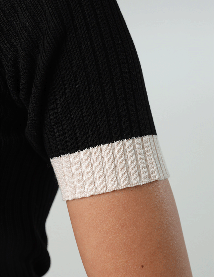 بلوزة تريكو بفتحة رقبة مربعة وأكمام قصيرة