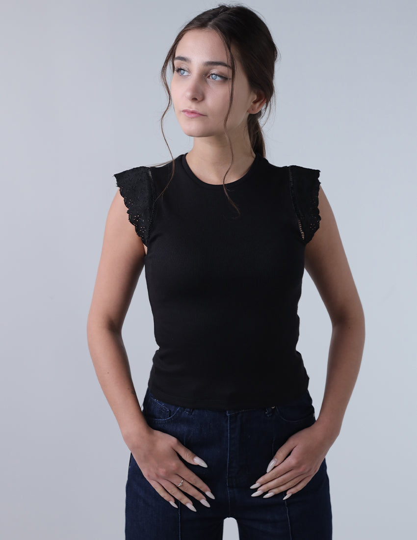 الجزء العلوي يتميز بأكمام من الدانتيل الرقيق