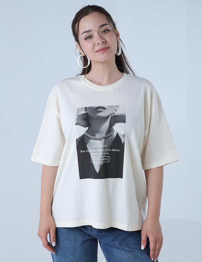 تي شيرت مطبوع عليه صورة فتاة مع كلمات.