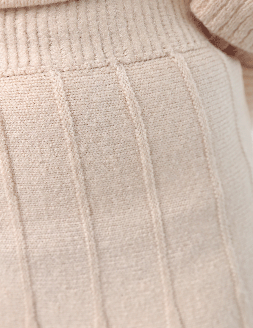 طقم من قطعتين: بلوزة تريكو بياقة مدورة وتنورة قصيرة واسعة