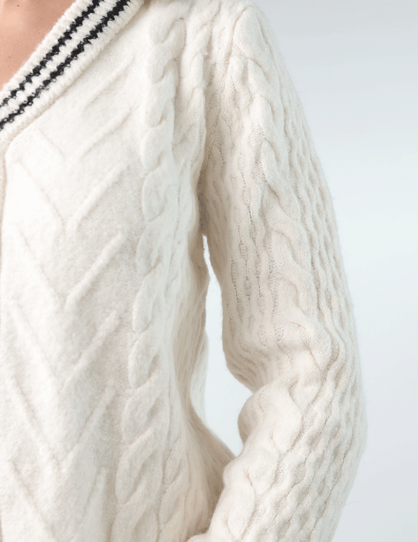 طقم من قطعتين: كارديجان تريكو وتنورة قصيرة