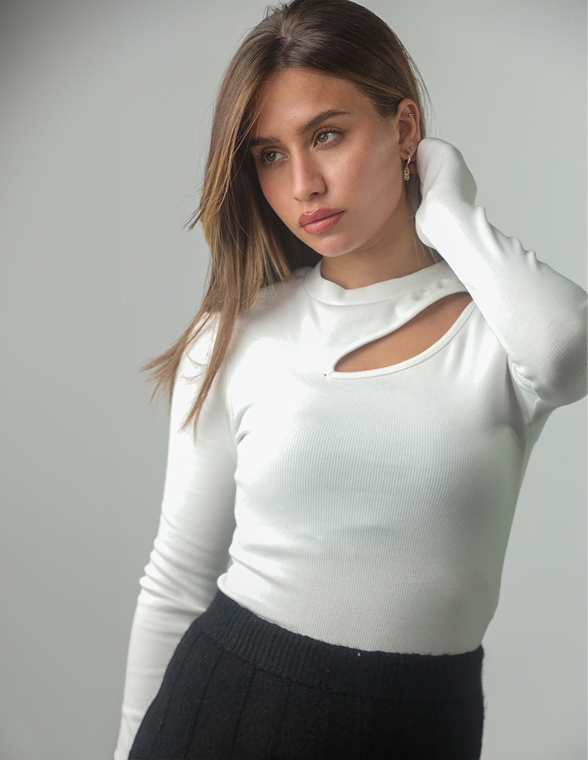 بلوزة بفتحة رقبة