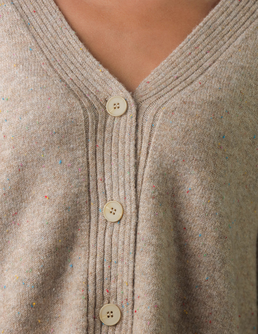 طقم كارديجان كبير الحجم بأزرار وبنطلون لامع محبوك