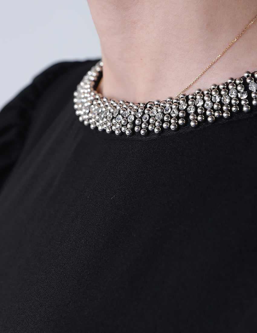 فستان متوسط الطول متدفق بفتحة رقبة مستديرة وأحجار الراين