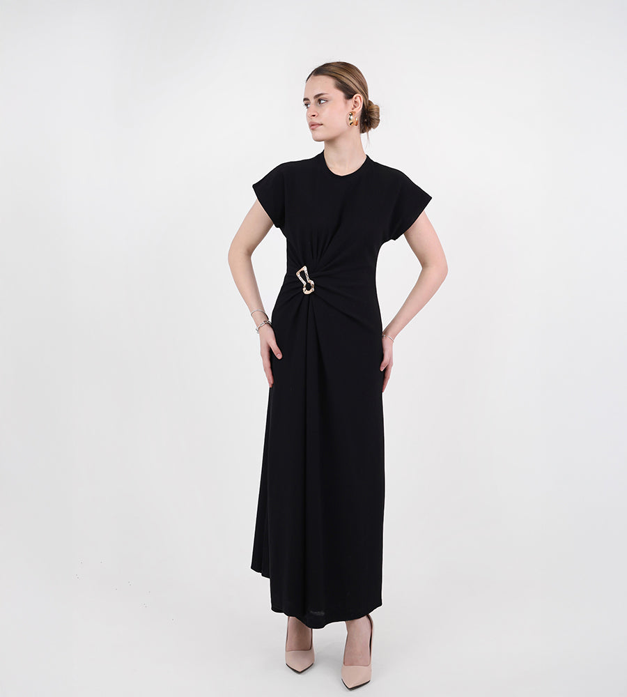 Short-sleeved dress with a brooch at the waist, long