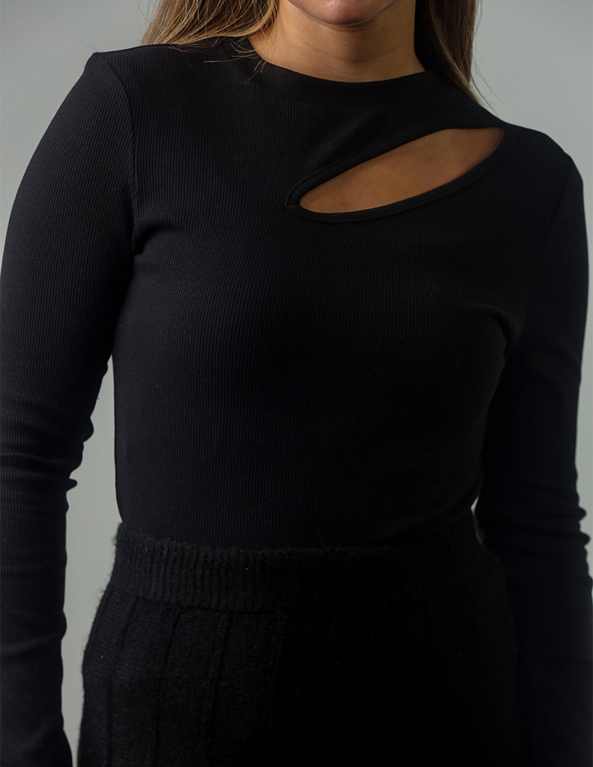 بلوزة بفتحة رقبة