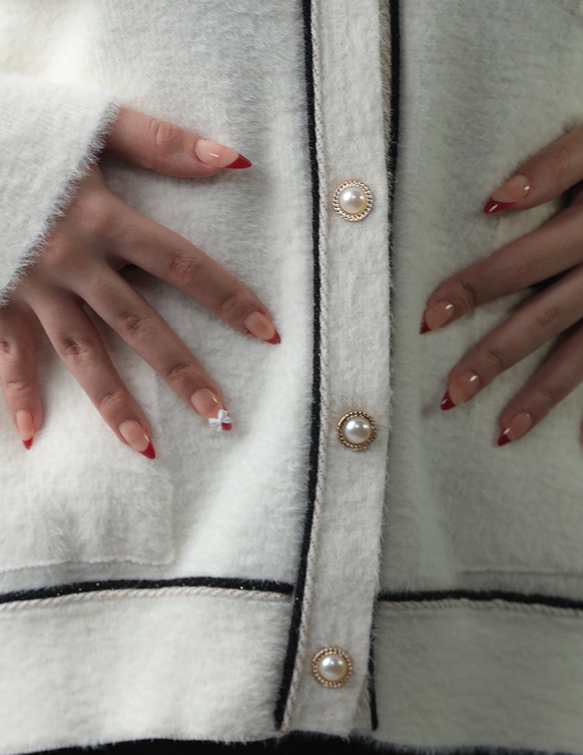 كارديجان صوف مع أزرار للإغلاق وفتحة رقبة دائرية وجيوب جانبية