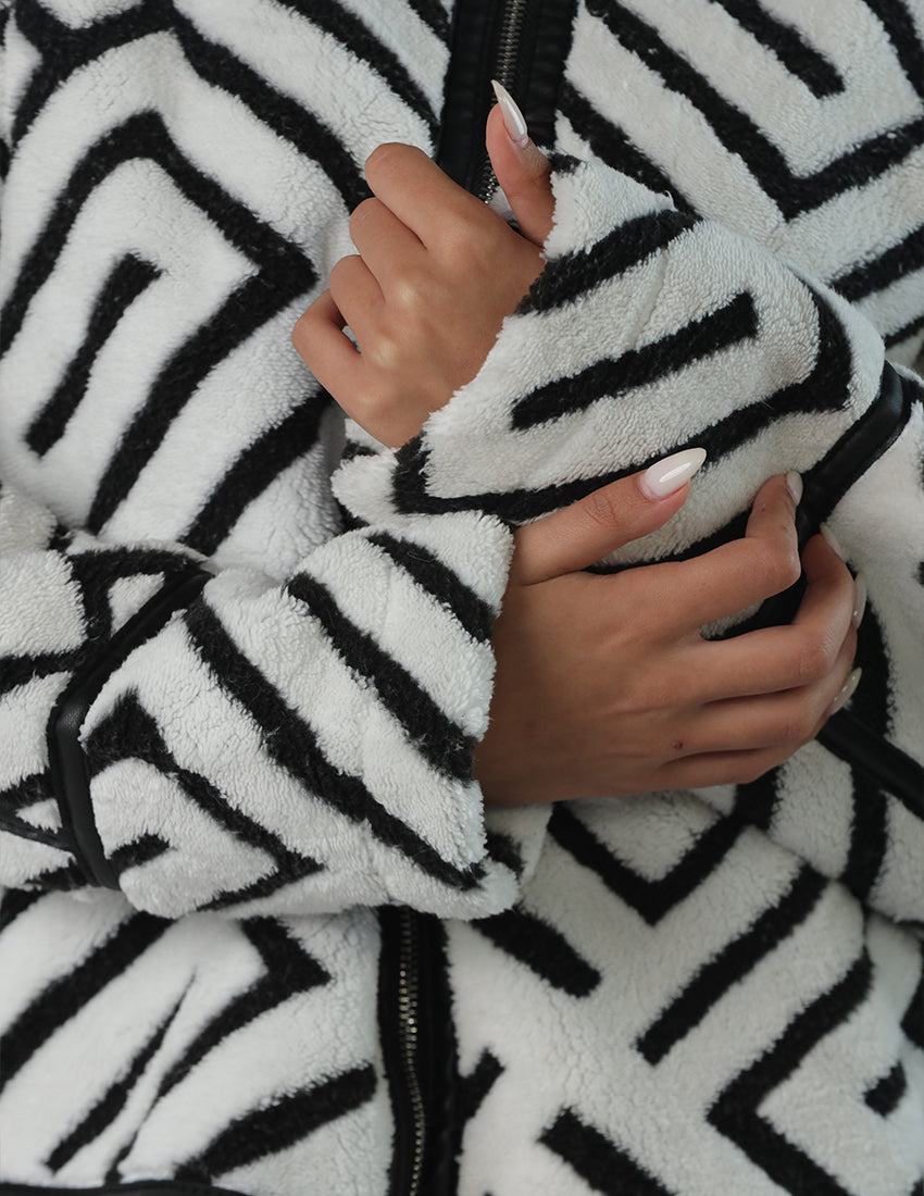 جاكيت فرو هندسي برقبة عالية وسحاب