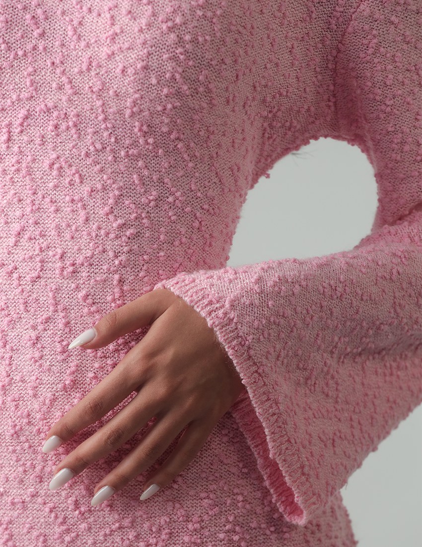 فستان طويل بتفاصيل منقطة وأكمام ملائكية