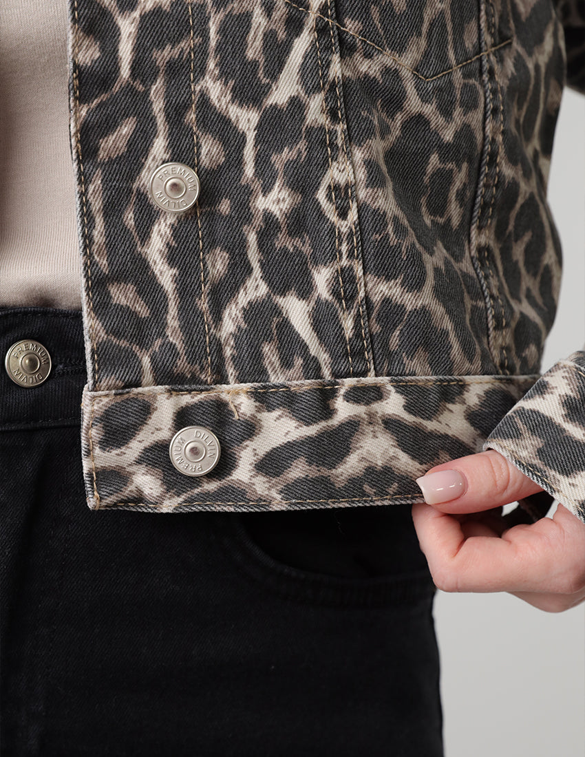 جاكيت جينز قصير بطبعة جلد النمر وأزرار معدنية