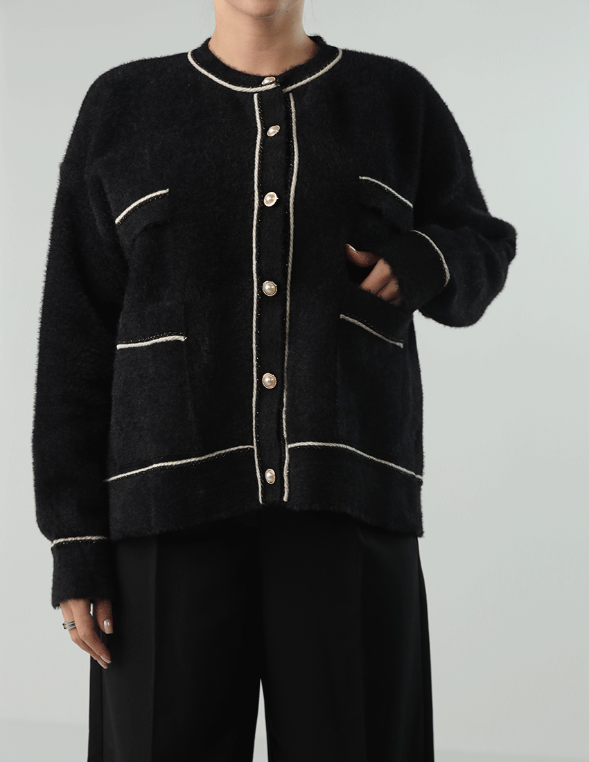 كارديجان صوف مع أزرار للإغلاق وفتحة رقبة دائرية وجيوب جانبية