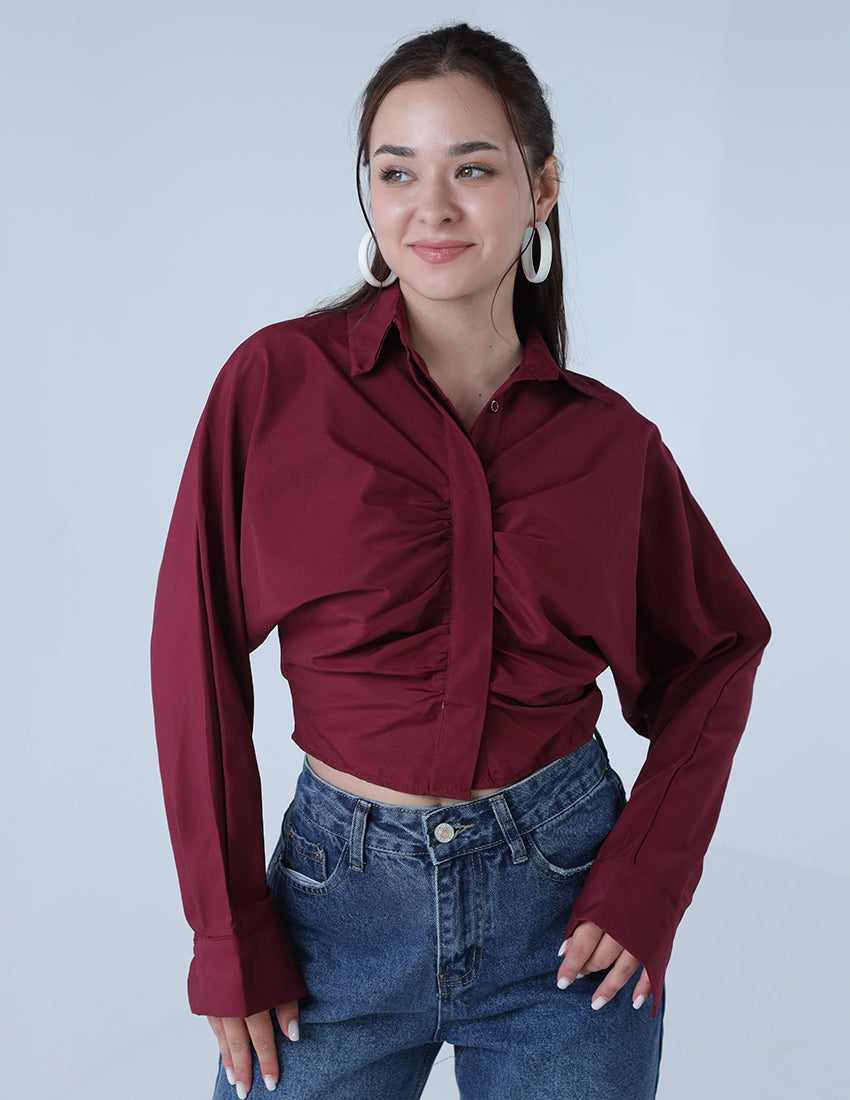 قميص بتفاصيل في الأمام